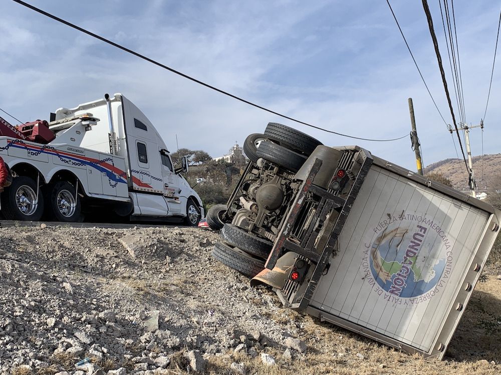 Otra Volcadura De Transporte De Carga En La M Xico Quer Taro