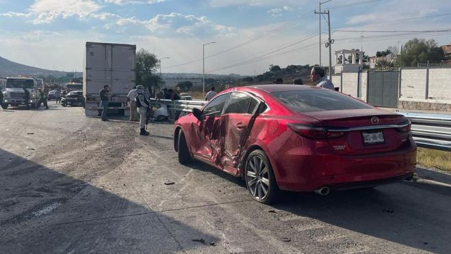 Accidente de tráiler en la México Querétaro paraliza tráfico dura