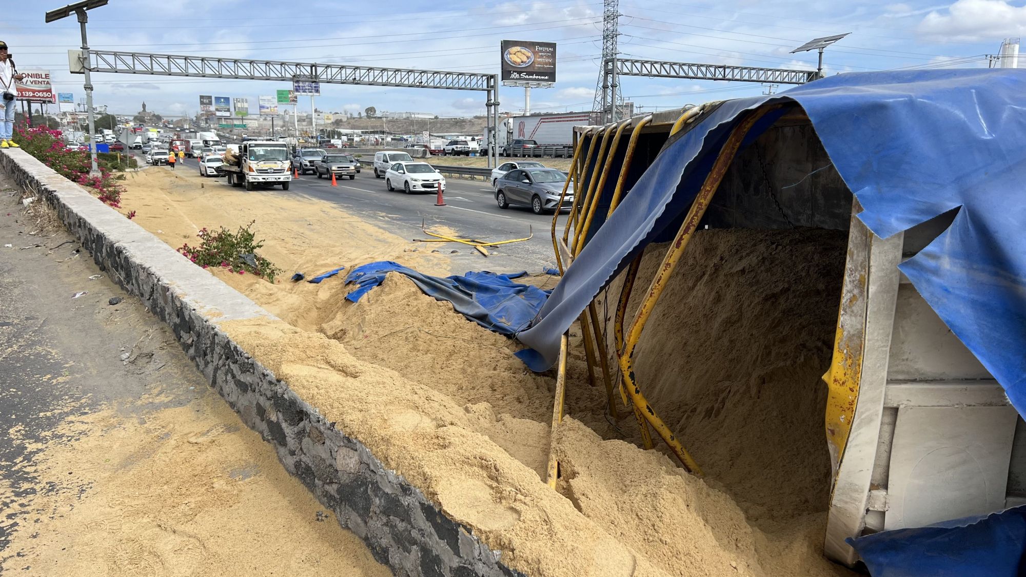 Caja de tráiler se desprende y aplasta a camioneta en la México Q