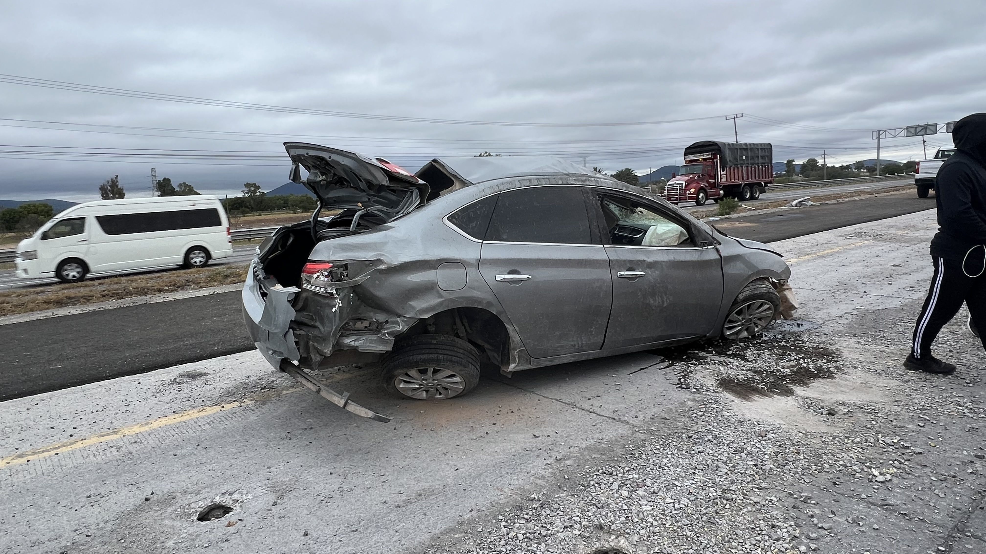 Volcadura en la autopista Mex Querétaro complica tránsito vehicul