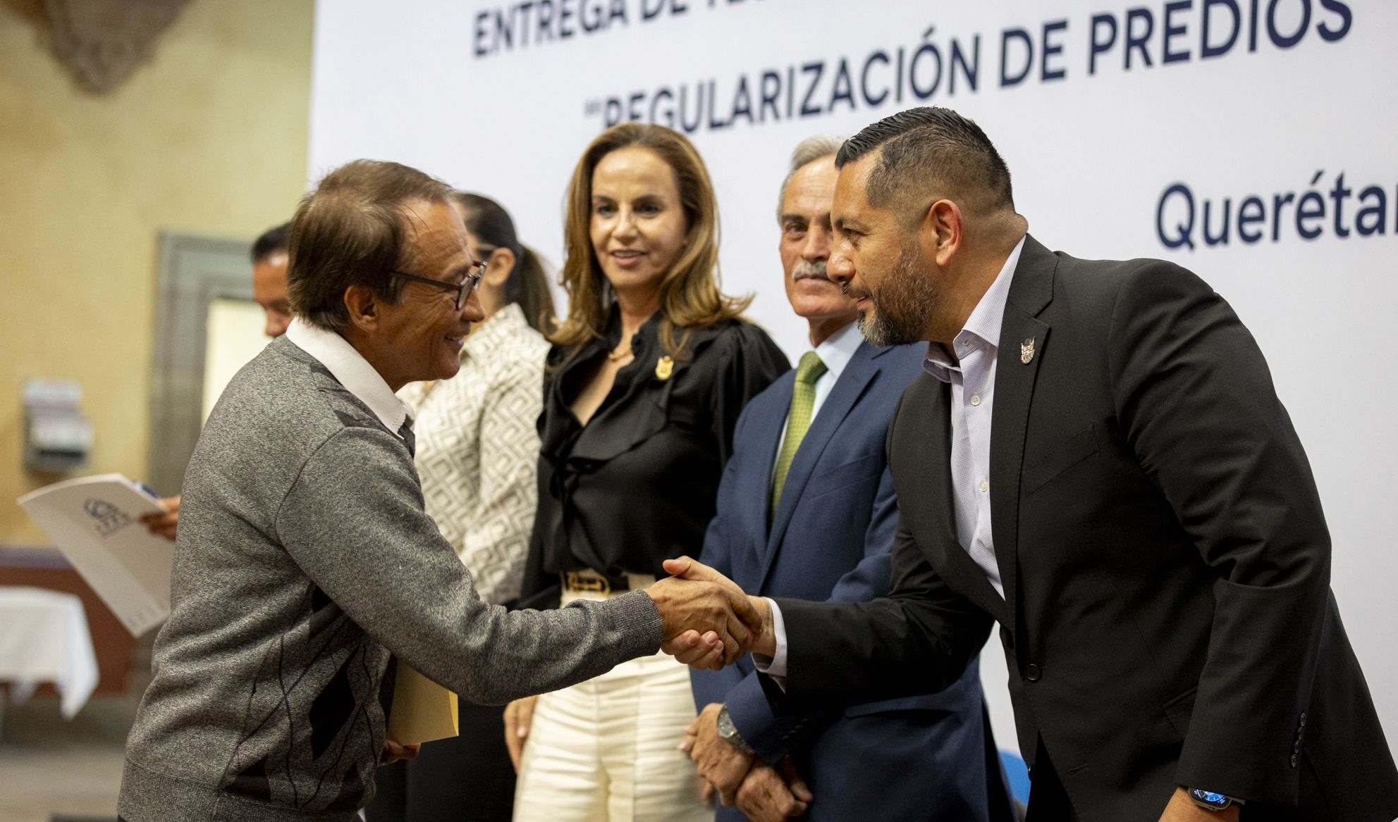 Gobierno de Querétaro entrega escrituras para seguridad patrimoni