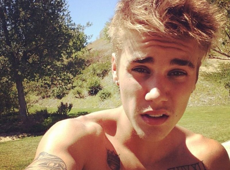 Justin Bieber Posa Totalmente Desnudo