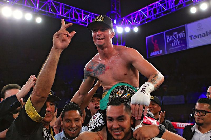 Boxeador Gollaz Valenzuela noquea en cuatro a Pantera Saguilá