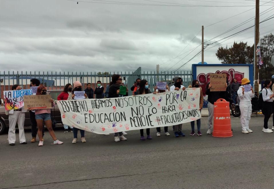 Marchan en silencio alumnos de UAQ campus San Juan del Río