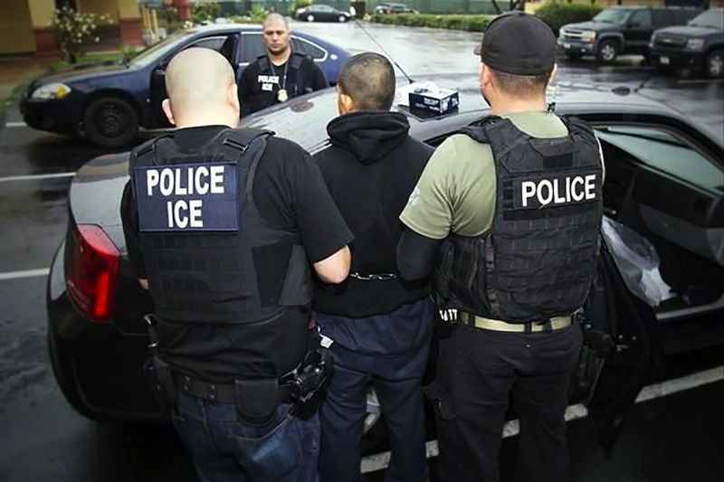 EUA usa Facebook para rastrear a migrantes sujetos a deportación
