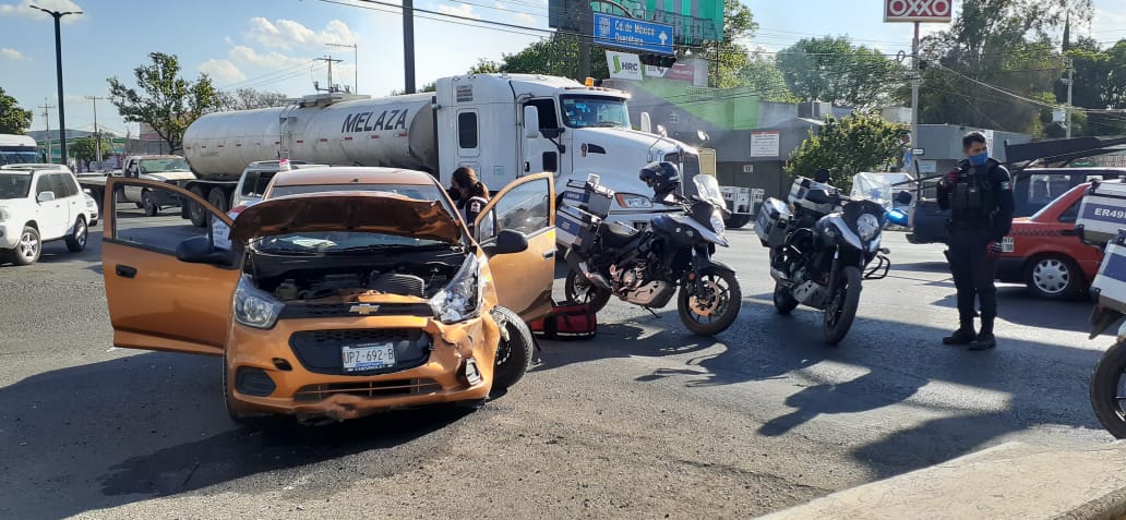 Se pasa semáforo y choca contra camioneta en San Juan del Río