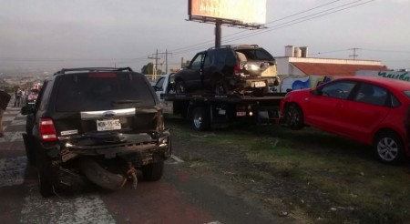 Siete vehículos compactos se vieron involucrados en carambola en carretera de San Juan del Río. FOTO/ROTATIVO