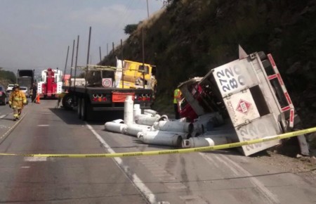 Percance entre tractocamión y camioneta de la gasera “Express se registró en el kilómetro 158 de la Carretera 57 México-Querétaro. FOTO/ROTATIVO