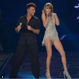 Taylor Swift canta con Ricky Martin.