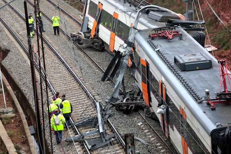 Choque De Dos Trenes En Barcelona Deja Un Muerto Y Decenas De Heridos ...