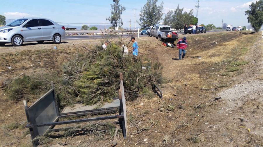 Se salvan ocupantes de camioneta accidentada en la México 
