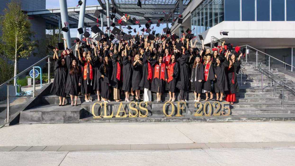 102 estudiantes recibieron títulos profesionales en Arkansas State University Campus Querétaro, con 25 egresados distinguidos con honores académicos.