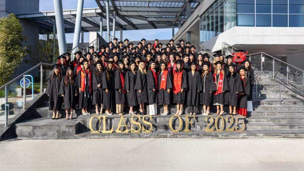 102 estudiantes recibieron títulos profesionales en Arkansas State University Campus Querétaro, con 25 egresados distinguidos con honores académicos.