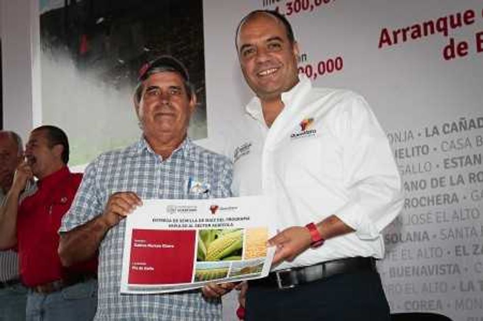 2_5_422_1057978296_RLV_ENTREGA_SEMILLAS_MAIZ_Y_ARRANQUE_PROGRAMA_REHABILITACIION_DE_BORDOS_Y_CAMINOS_DE_SACA_LA_ROCHERA_SRJ_VP__25