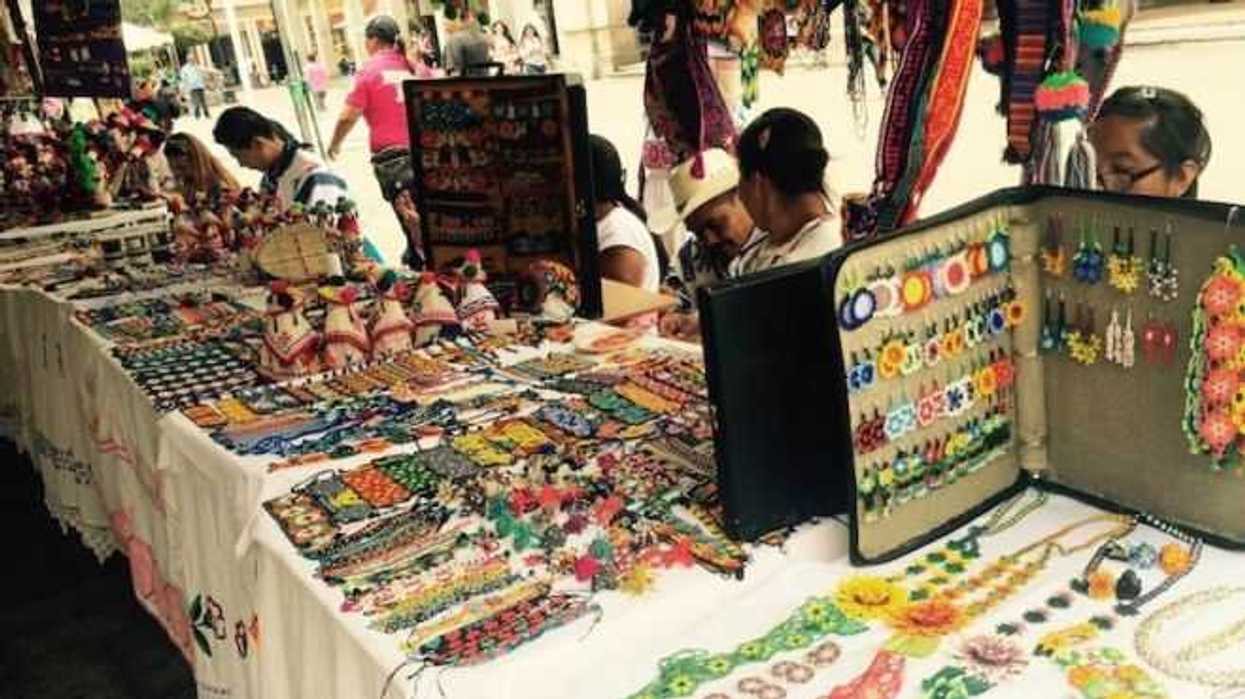 380 artesanos indígenas de Tepic, cada periodo vacacional montan vendimias en el centro de esta ciudad para ofrecer sus productos. FOTO/NOTIMEX