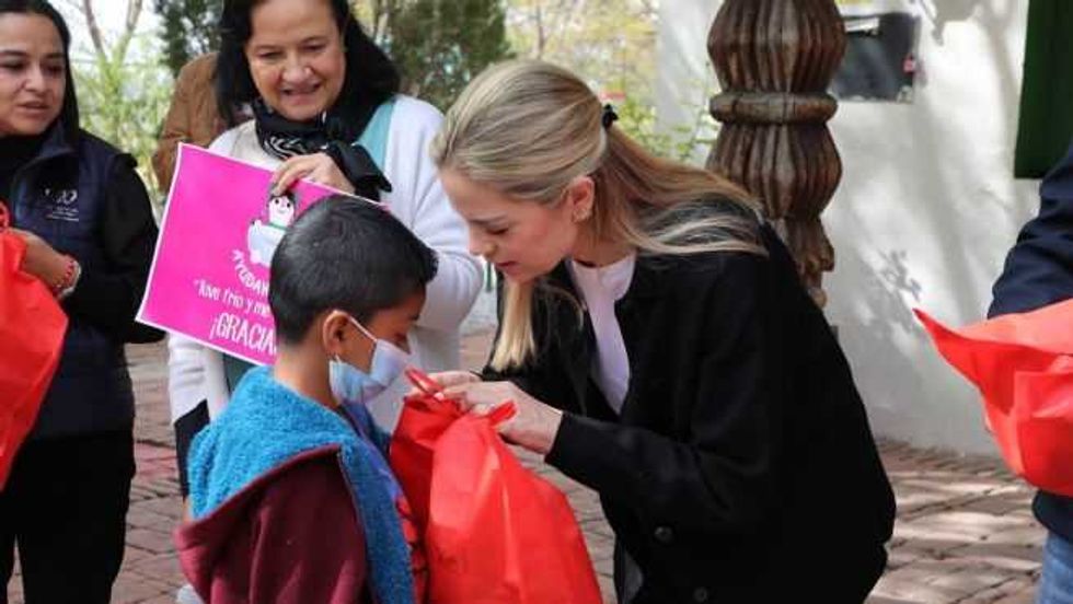 71 273 39078 477046628 VISTE A UN NIN 771 O 06La presidenta del Patronato DIF, Car Herrera de Kuri, participó en la entrega a niñas y niños de diversas casas hogar.