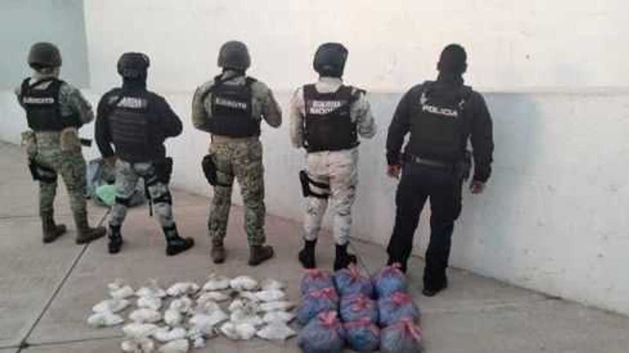 Abandonan bolsa con 37 sobres de marihuana y cristal en Baja California.