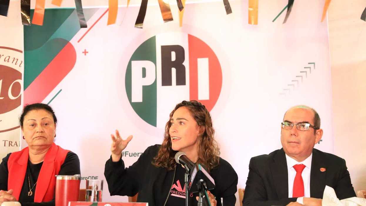 Abigail Arredondo Ramos habla ante un micrófono durante la presentación de su Segundo Informe de Actividades Legislativas