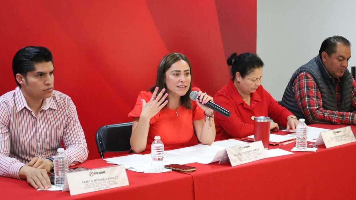 Abigail Arredondo Ramos, presidenta del PRI Querétaro, en rueda de prensa sobre seguridad en carretera 57