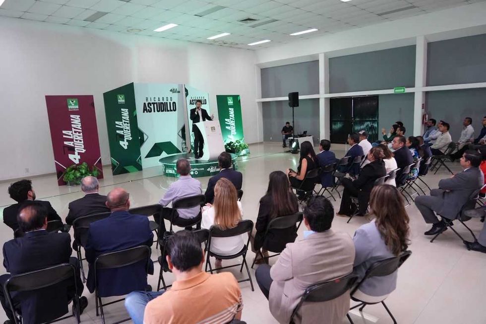 Abogados, acad\u00e9micos y estudiantes escuchan la exposici\u00f3n legislativa de Ricardo Astudillo.