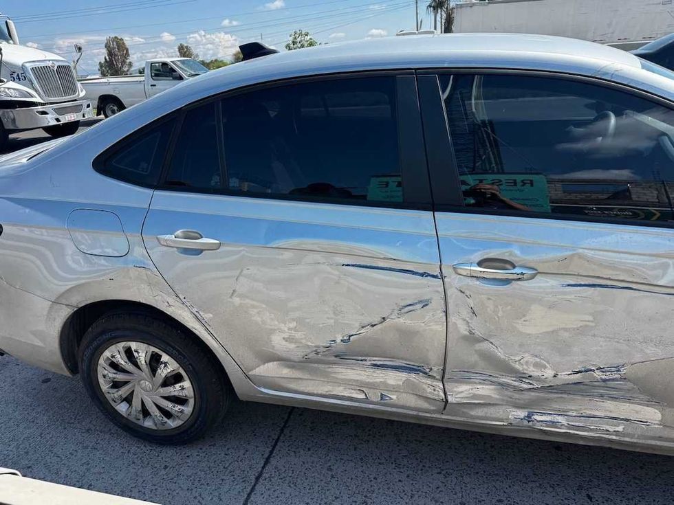 Abolladuras y raspones en las puertas del Volkswagen tras choque en autopista Quer\u00e9taro