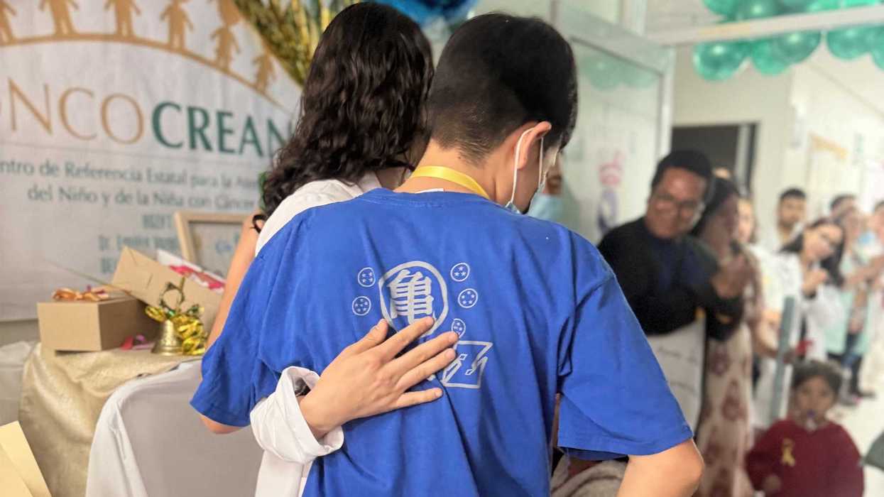 Abrazo en la ceremonia por el fin de tratamiento contra leucemia infantil del IMSS Zacatecas