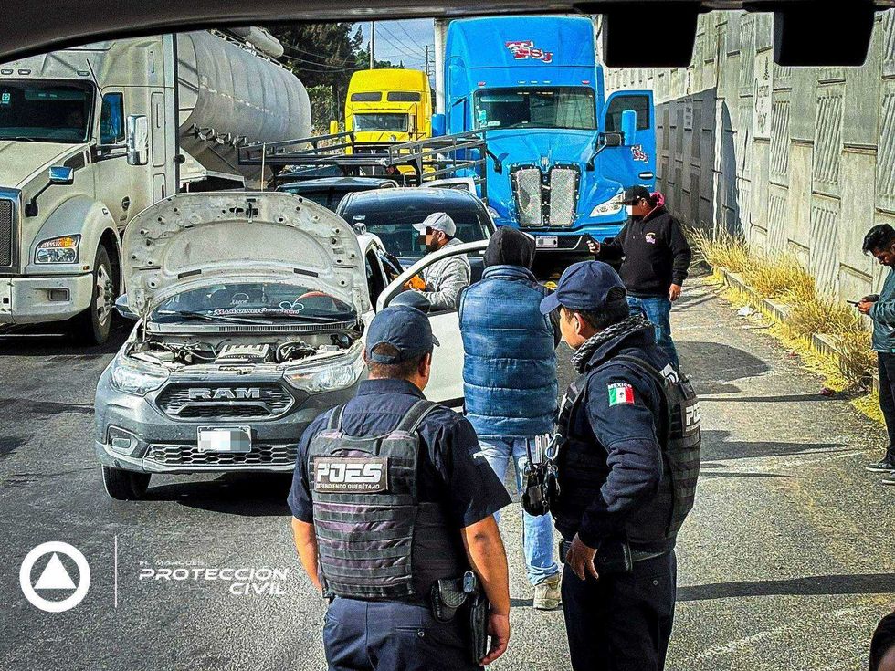 Accidente atendido por Protección Civil en la carretera 100. Foto: PC El Marqués.