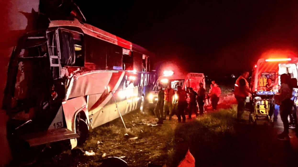 Accidente de autobús del IMSS contra puente en carretera Delicias Chihuahua con cuerpos de emergencia