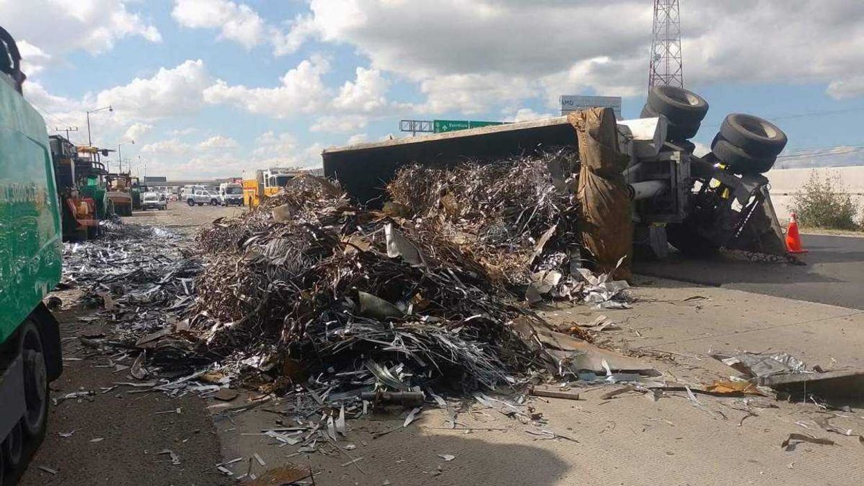 Accidente de camión interrumpe autopista México-Querétaro.