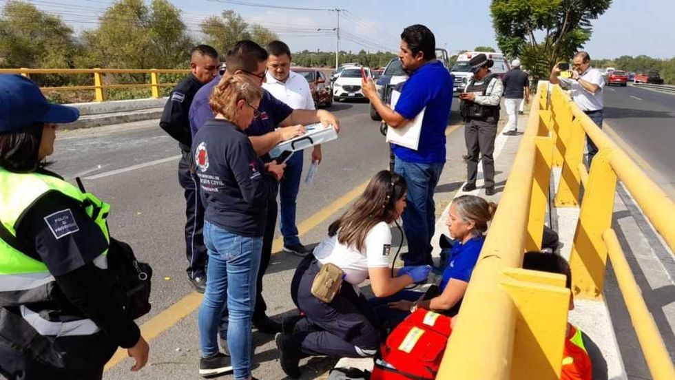 Accidente de transporte público en carretera a Tequisquiapan deja varios lesionados.