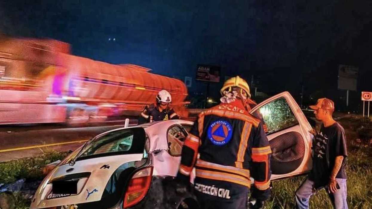 Accidente en la Autopista México-Querétaro deja vehículo volcado. Foto: Protección Civil.