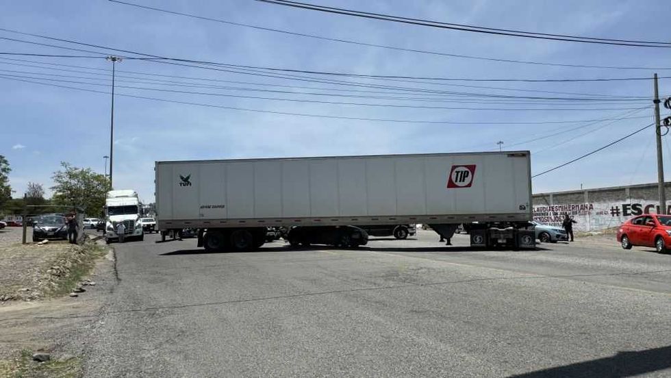 Accidente en la Panamericana causa caos val en San Juan del Río.