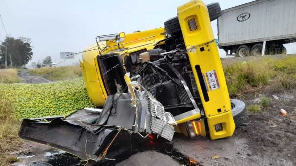 Accidente en la ruta a Querétaro involucra cuatro vehículos de carga.