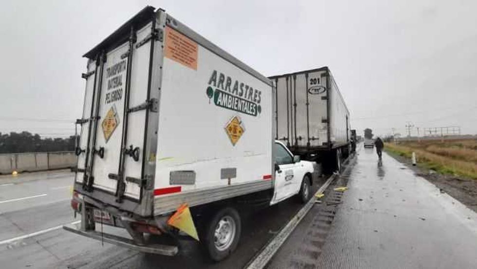 Accidente en la ruta a Querétaro involucra cuatro vehículos de carga.