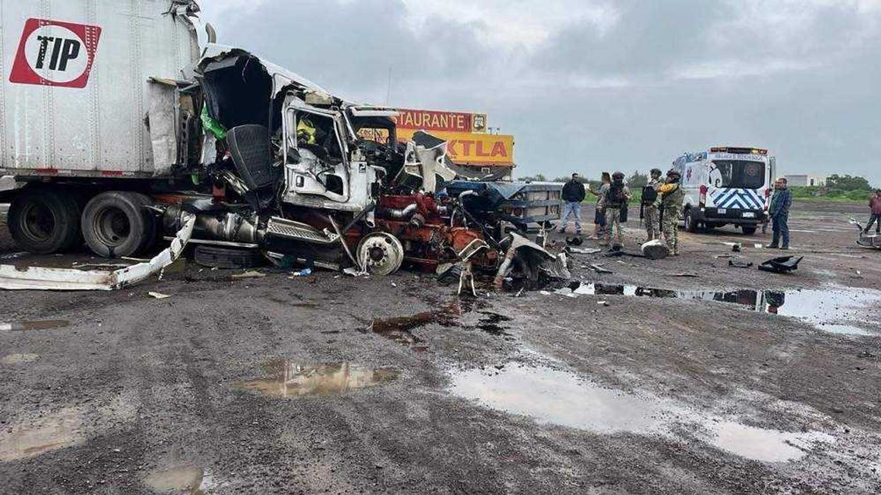 Accidente entre dos unidades de transporte de carga provoca movilización en Pedro Escobedo.