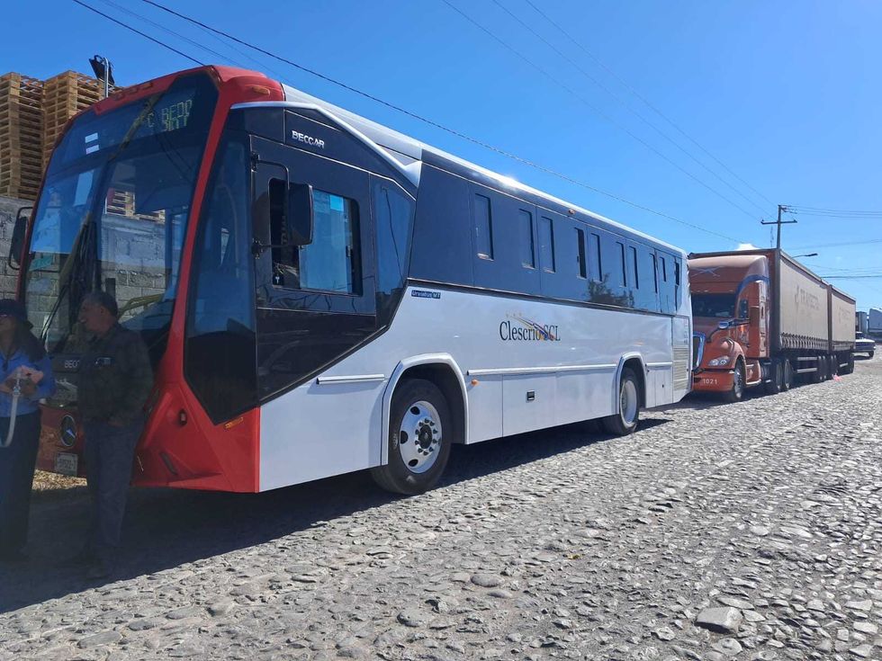 Accidente entre tr\u00e1iler, camioneta y autob\u00fas en autopista M\u00e9xico-Quer\u00e9taro a la altura de San Juan del R\u00edo.