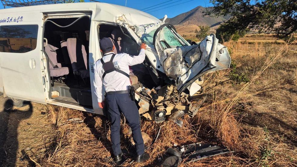 Accidente entre Urvan de pasaje y tractor agr\u00edcola en carretera Oaxaca-Puerto \u00c1ngel en Santa Ana Tlapacoyan Oaxaca.