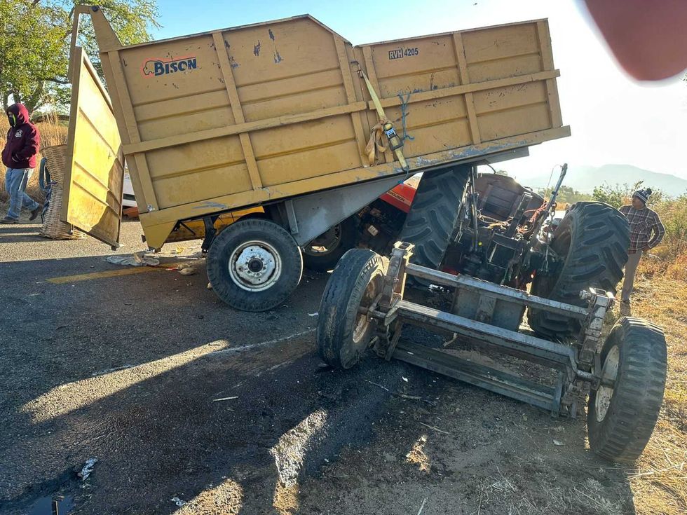 Accidente entre Urvan de pasaje y tractor agr\u00edcola en carretera Oaxaca-Puerto \u00c1ngel en Santa Ana Tlapacoyan Oaxaca.