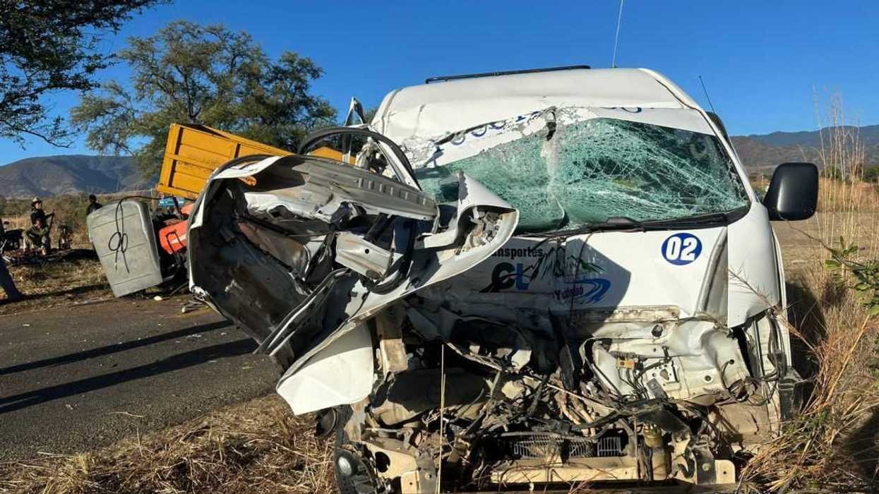 Accidente entre Urvan de pasaje y tractor agrícola en carretera Oaxaca-Puerto Ángel en Santa Ana Tlapacoyan Oaxaca