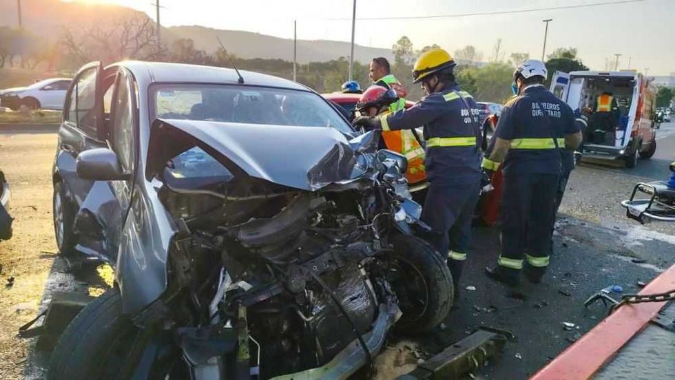 Accidente múltiple en Prolongación Bernardo Quintana: Cuatro vehículos involucrados.