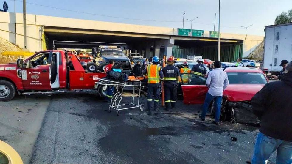 Accidente múltiple en Prolongación Bernardo Quintana: Cuatro vehículos involucrados.