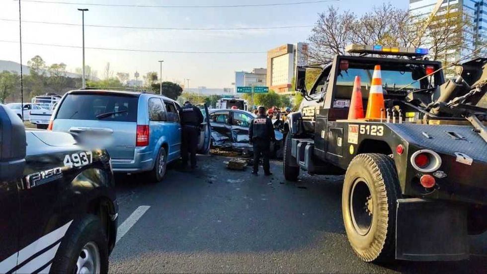 Accidente múltiple en Prolongación Bernardo Quintana: Cuatro vehículos involucrados.