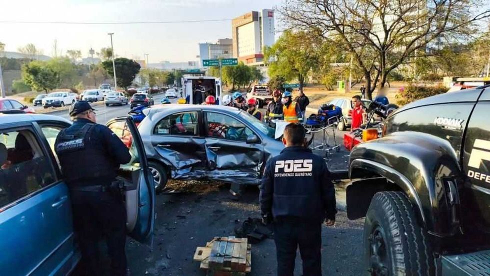 Accidente múltiple en Prolongación Bernardo Quintana: Cuatro vehículos involucrados.