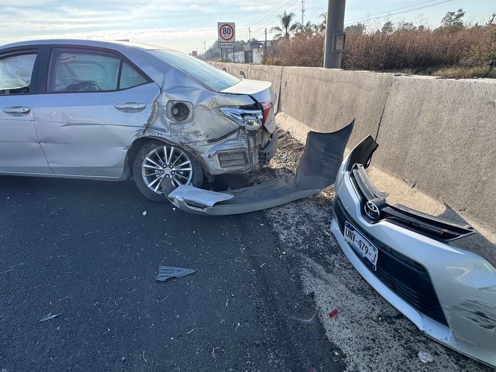 Accidente vehicular en autopista M\u00e9xico-Quer\u00e9taro kil\u00f3metro 182 en Pedro Escobedo Quer\u00e9taro con atenci\u00f3n de emergencias