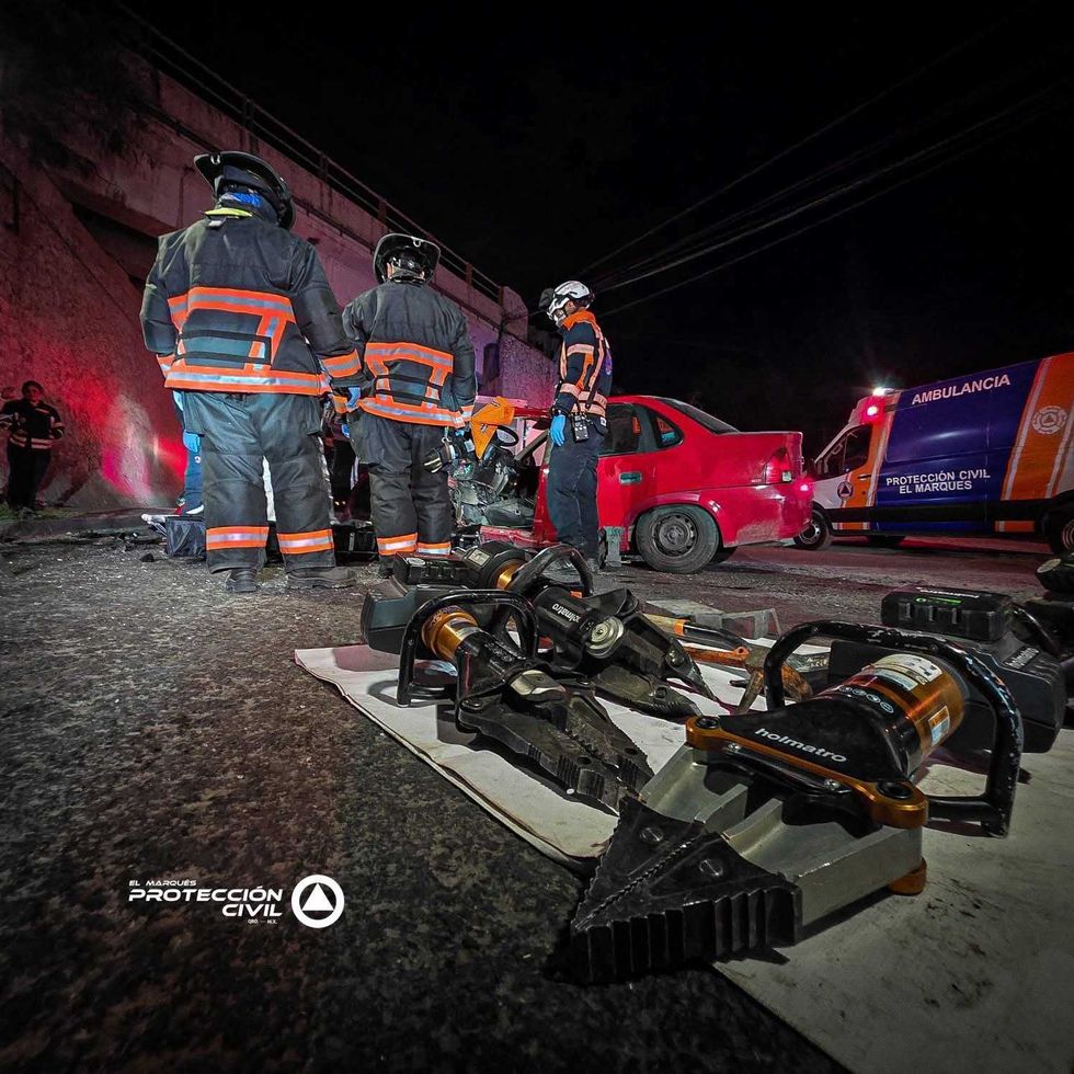 Accidente vial con choque contra poste de concreto en carretera estatal 200 de El Marqu\u00e9s, Quer\u00e9taro