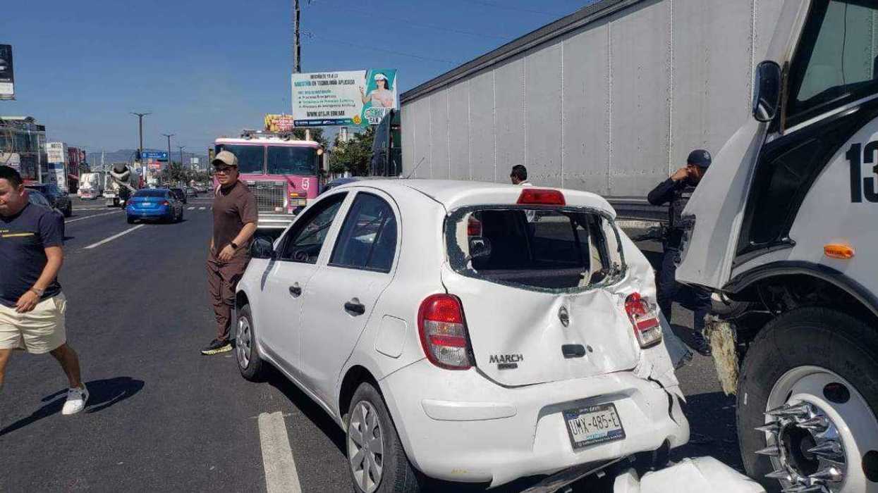 Accidente vial en intersección de Río San Juan y Paseo Central en San Juan del Río con tres vehículos involucrados.