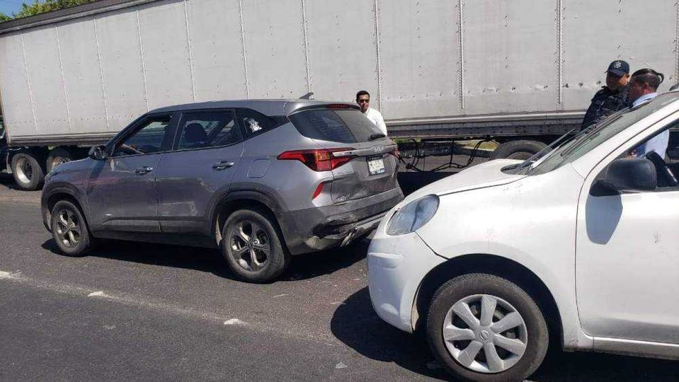 Accidente vial en intersección de Río San Juan y Paseo Central en San Juan del Río con tres vehículos involucrados.