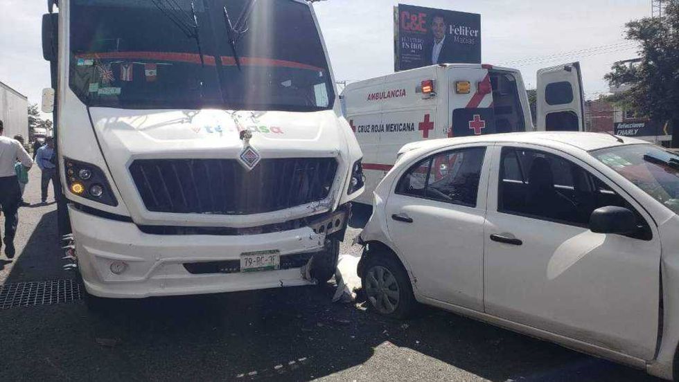 Accidente vial en intersección de Río San Juan y Paseo Central en San Juan del Río con tres vehículos involucrados.