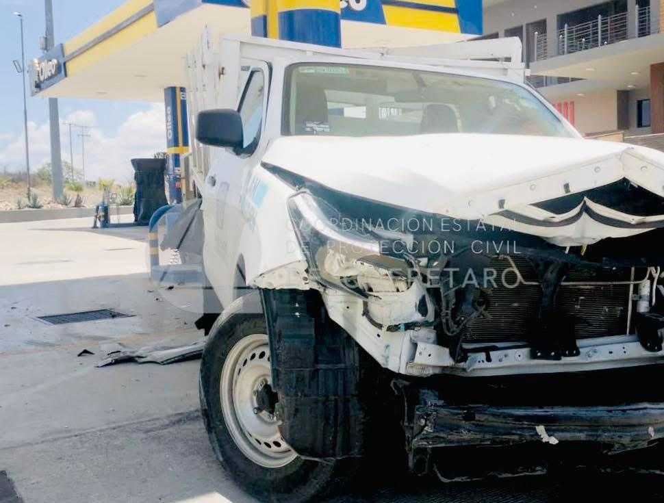 Accidente vial entre tractocami\u00f3n y dos veh\u00edculos compactos en Anillo Vial Fray Jun\u00edpero Serra, Mompan\u00ed, Quer\u00e9taro
