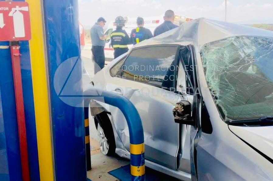 Accidente vial entre tractocami\u00f3n y dos veh\u00edculos compactos en Anillo Vial Fray Jun\u00edpero Serra, Mompan\u00ed, Quer\u00e9taro